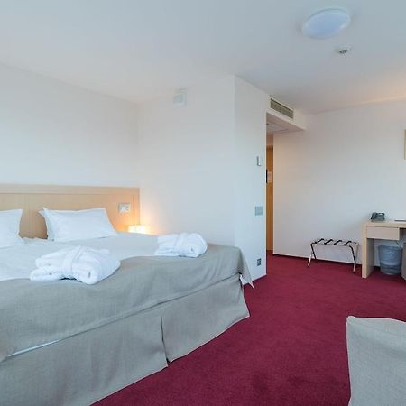 Riga Islande Hotel With Free Parking Buitenkant foto