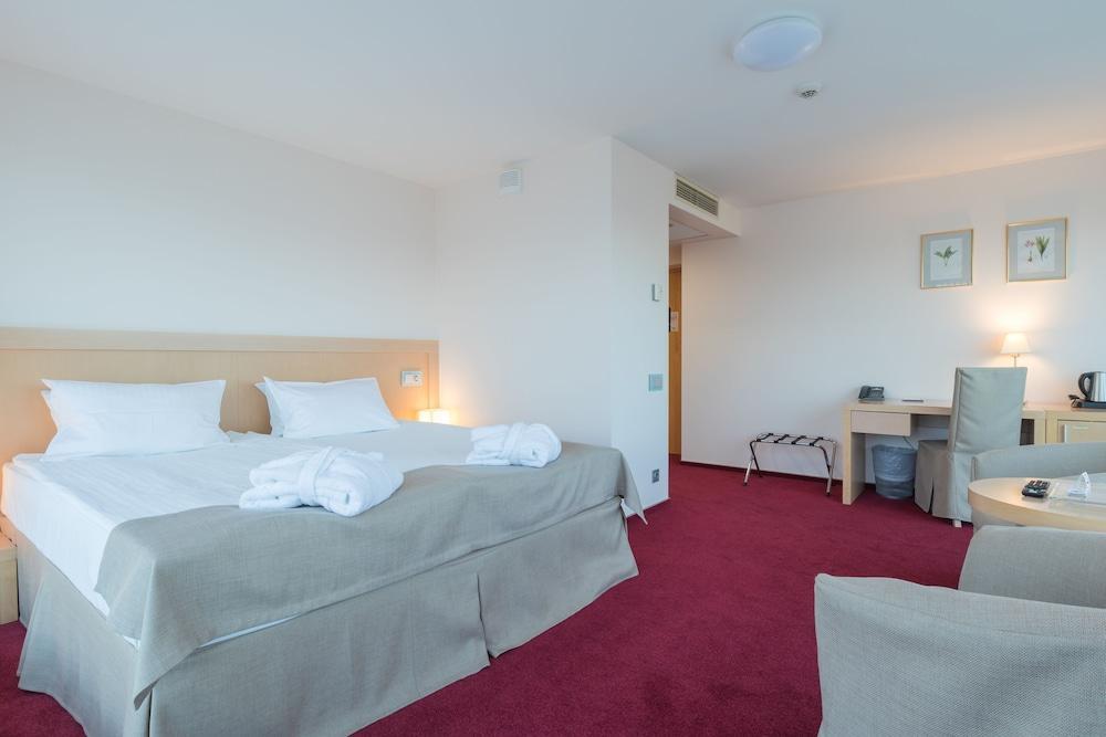 Riga Islande Hotel With Free Parking Buitenkant foto