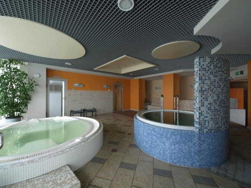 Riga Islande Hotel With Free Parking Buitenkant foto